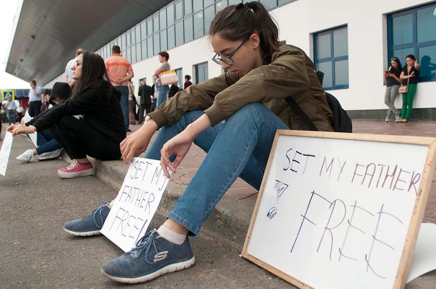 Protest la Aeroport împotriva expulzării în Turcia a profesorilor de la liceul Orizont