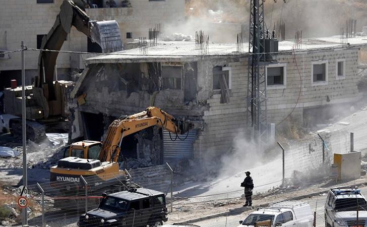 Buldozer al armatei israeliene demolează o clădire în satul palestinian Sur Baher în Ierusalimul de Est