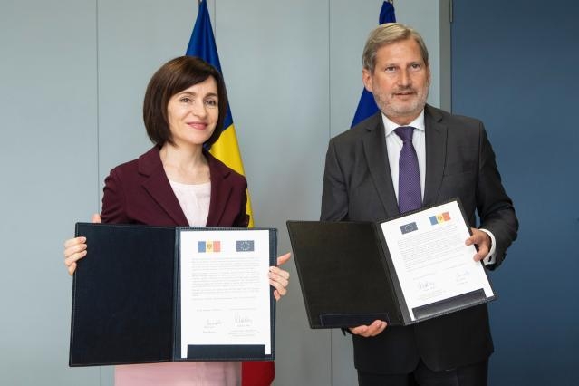 Maia Sandu şi Johannes Hahn au semnat trei acorduri extrem de importante pentru RM