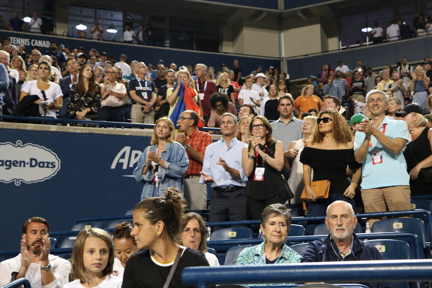 Bianca Andreescu Rogers Cup  2019 - părinţii - rândul doi dreapta aplaudă victoria (Maria Matyiku / Epoch Times)