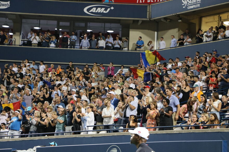 Bianca Andreescu Rogers Cup  2019 -  steagul tricolor in tribune (Maria Matyiku / Epoch Times)