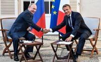 Vladimir Putin, Emmanuel Macron în Franţa (Gerard Julien/AFP via Getty Images)