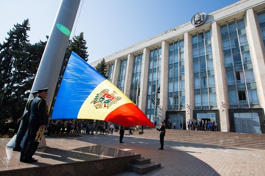 Coborârea în bernă a steagului R. Moldova comemorând victimele totalitarismului, 23.08.2019 (gov.md)