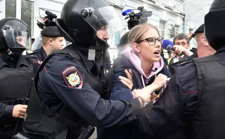 Poliţia o arestează pe avocata şi activista din opoziţie Liubov Sobol la un protest ȋn Moscova, 3 august 2019