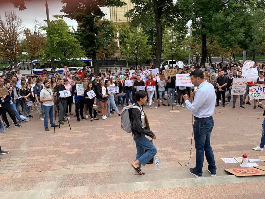 Protestul angajaţilor HoReCa la Parlamentul R. Moldova