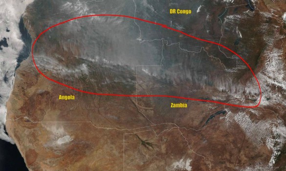 O imagine satelitară arată focul care traversează Angola, Zambia şi Congo, pe 25 august (NASA)