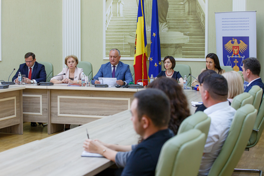 Andrei Năstase, Zinaida Greceanîi, Igor Dodon, Maia Sandu şi Olesea Stamate prezintă reforma justiţiei (parlament.md)