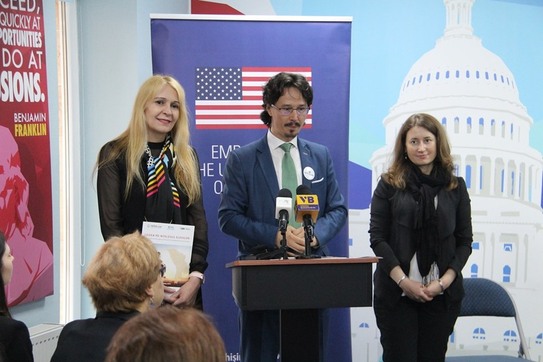Viorica Grecu, Cristi Danileţ şi Nadejda Hriptievschi în cadrul lansării Ghidului „Legea pe-nţelesul elevilor” (https://mecc.gov.md)
