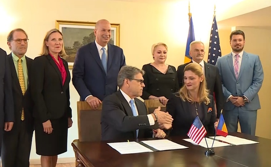 
 Rick Perry si Ramona Mănescu dupa semnarea Memorandumului 
