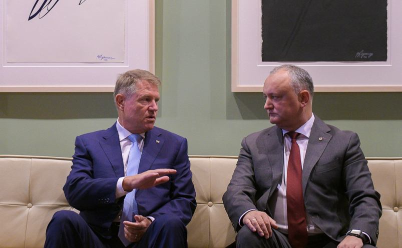 Preşedintele Klaus Iohannis (st) şi omologul său moldovean Igor Dodon discută la New York, 25 septembrie 2019