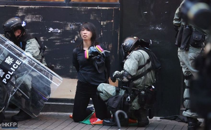 Protestatari arestaţi de poliţie, Hong Kong (May James/HKFP)