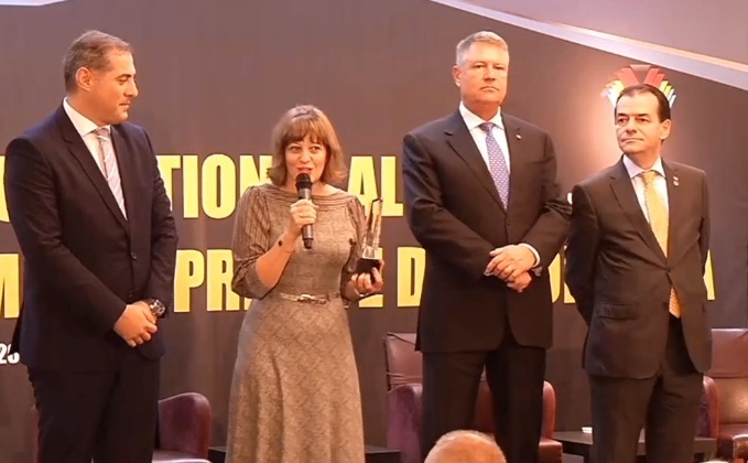 Oana Gheorghiu, co-fondator Asociatia „Daruieste Viata”, a primit premiul „Antreprenor pentru Romania” in prezenta presedintelui Klaus Iohannis si a noului premierul Ludovic Orban.
