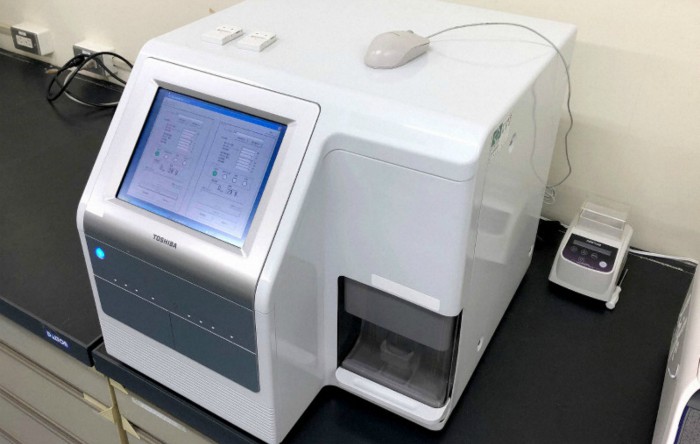 Dispozitiv dezvoltat de Toshiba Corp. care poate detecta 13 tipuri de cancer dintr-o singură picătură de sânge cu o precizie de 99%