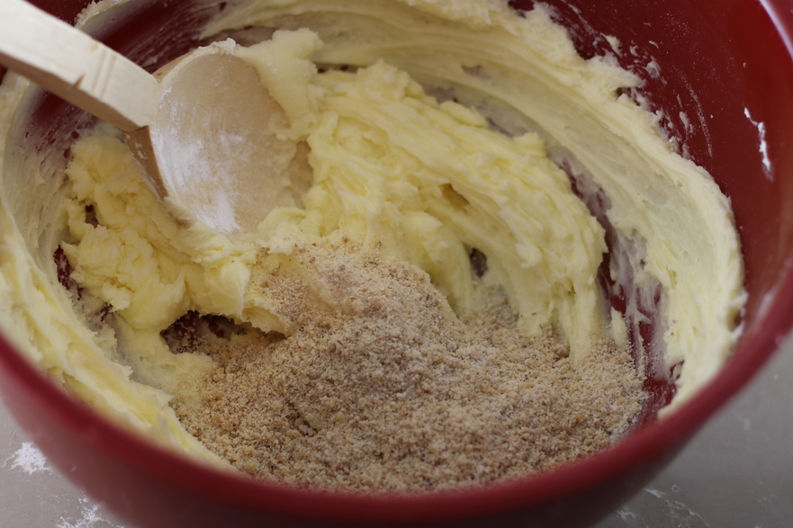 Se freacă untul cu zahărul şi vanilia până când se untul devine spumos. Se adaugă treptat amestecul de făină şi nuci. (Maria Matyiku / Epoch Times)