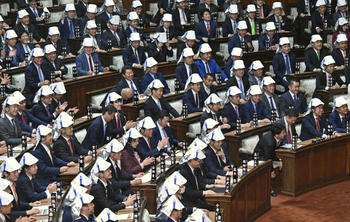 Membrii Camerei Reprezentanţilor din Parlamentul Japoniei (screenshot tramite video Youtube)