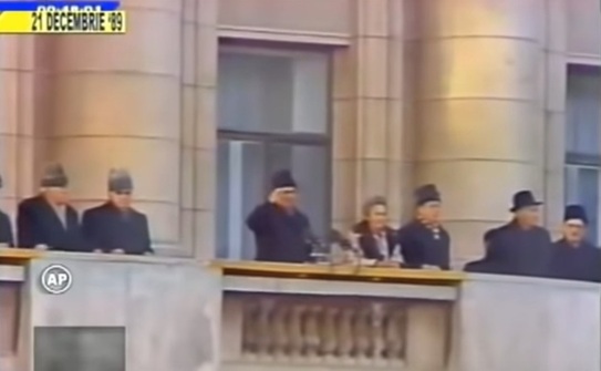 Ultimul discurs al lui Ceausescu de la balconul CC al PCR, in 21 decembrie 1989. (Screenshot Youtube)