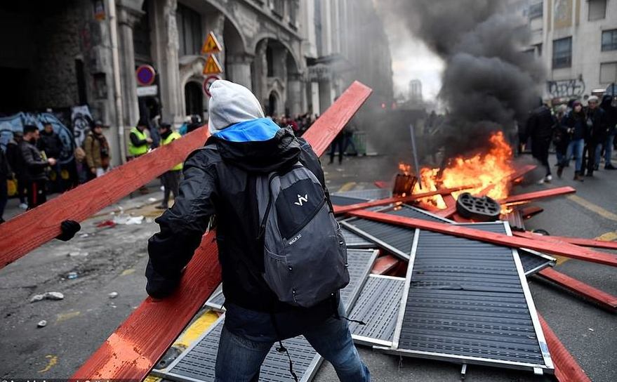 Noi ciocniri violente în Franţa, unde sindicatele protestează împotriva reformei sistemului de pensii