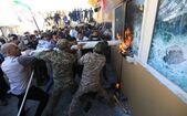 Şiiţi irakieni pătrund în ambasada SUA din Bagdad (Murtadha Sudani/Anadolu Agency via Getty Images)
