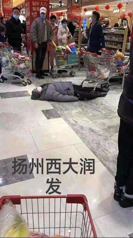 Persoană căzută, aparent în urma îmbolnăvirii cu virus Wuhan în mall-ul Xidaruifa, oraşul Yangzhou, provincia Jiangsu (Social media chineză)