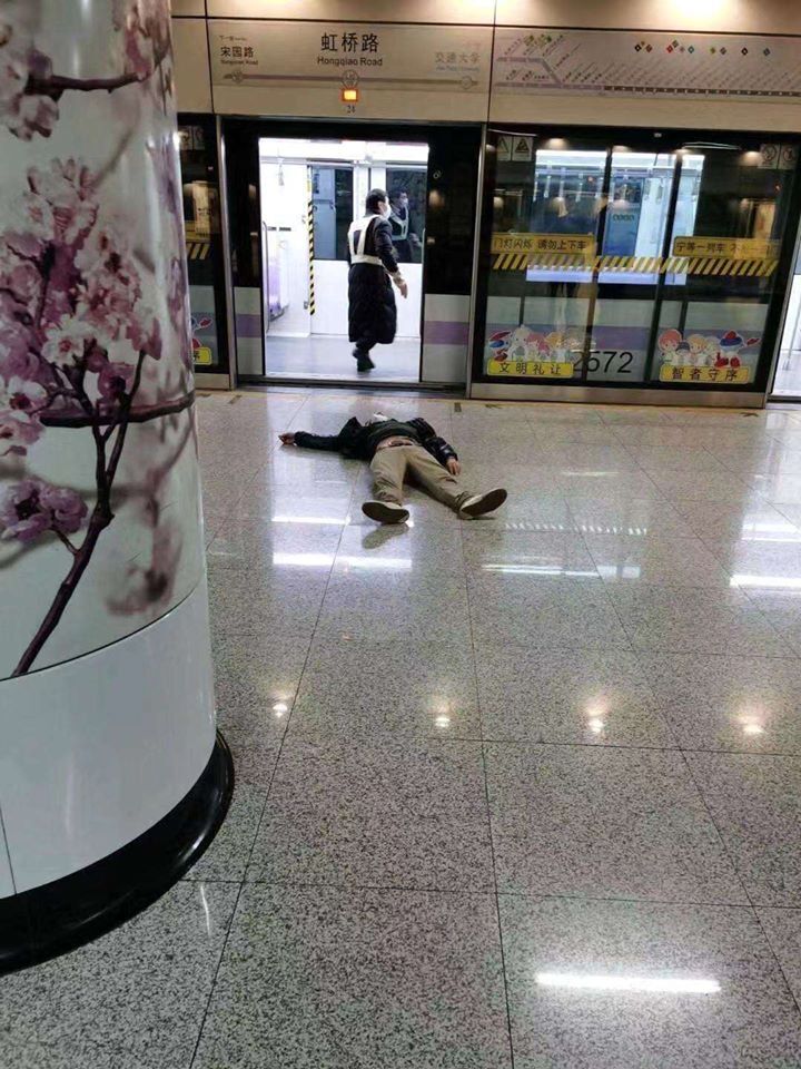 Persoană căzută în gara Hongqiao, Shanghai (Social media chineză)