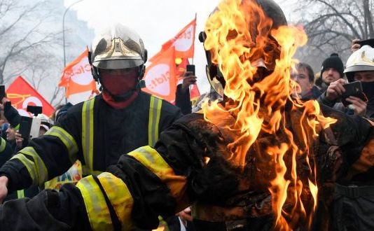 Ciocniri între poliţie şi pompieri în Paris