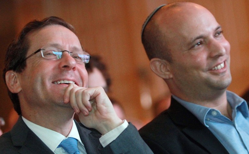 Liderul Uniunii sioniste, Isaac Herzog, stânga, împreună cu Naftali Bennett, 2015. 