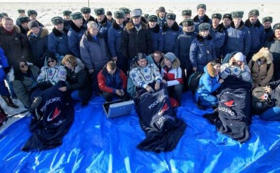 Astronauţii Christina Koch de la NASA, Luca Parmitano de la ESA şi Alexander Skvortsov de la Roscosmos (Bill Ingalls/NASA)