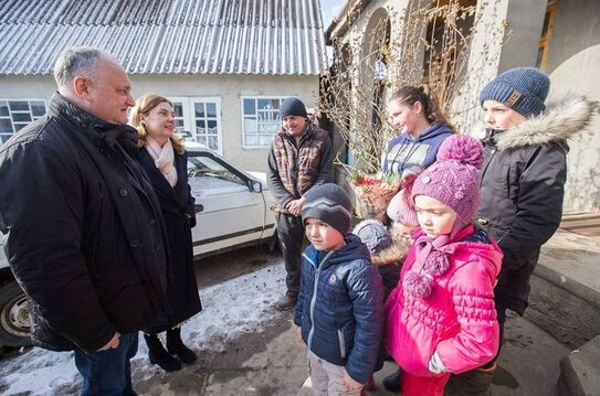 Igor Dodon, în vizită la familiile nevoiaşe din R. Moldova (facebook.com/Dodon Igor)