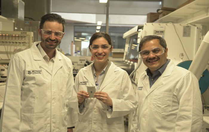 Profesorul asociat Matthew Hill, Dr. Mahdokht Shaibani şi profesorul Mainak Majumder prezintă prototipul bateriei de litiu şi sulf