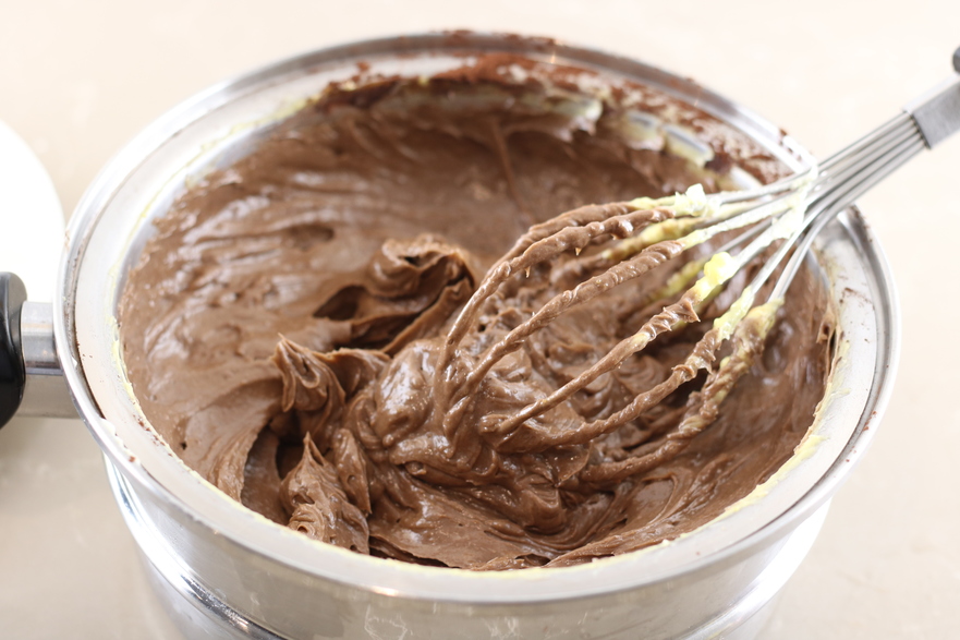 Crema se amestecă până când se încorporează cacaoa (Maria Matyiku / Epoch Times)