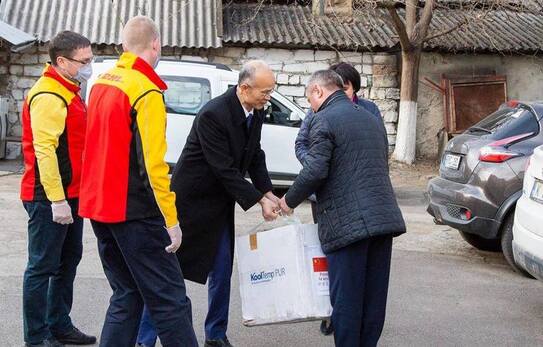 Ambasadorul Chinei în Republica Moldova în timp ce transmite un lot de asistenţă umanitară sub formă de 1500 de teste (facebook.com / Dodon Igor)