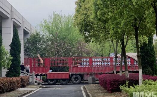 Camion care livrează urne la centrul de cremare Hankou, din oraşul Wuhan, lovit de epidemie (Internet)