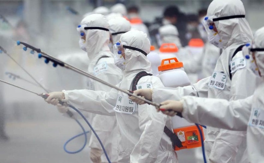 Lucrători din domeniul sănătăţii încearcă să stăvilească epidemia cauzată de virusul Wuhan 