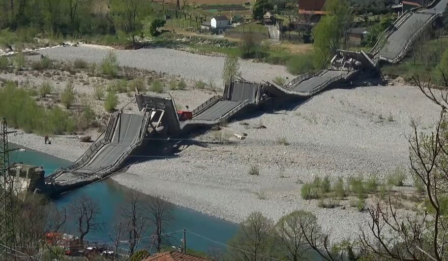 Podul di localitatea Albiano, regiunea italiana Toscana, prăbuşit (Youtube - screenshot)