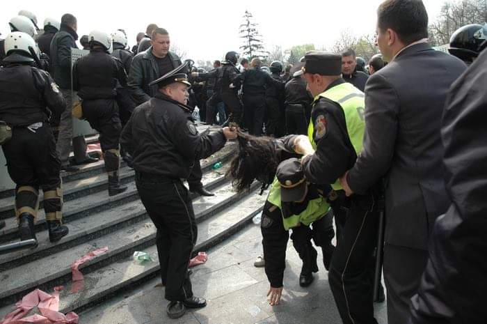 R. Moldova: 7 aprilie 2009, poliţia bruschează protestatarii