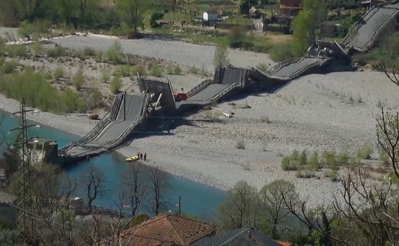 Podul di localitatea Albiano, regiunea italiana Toscana, prăbuşit