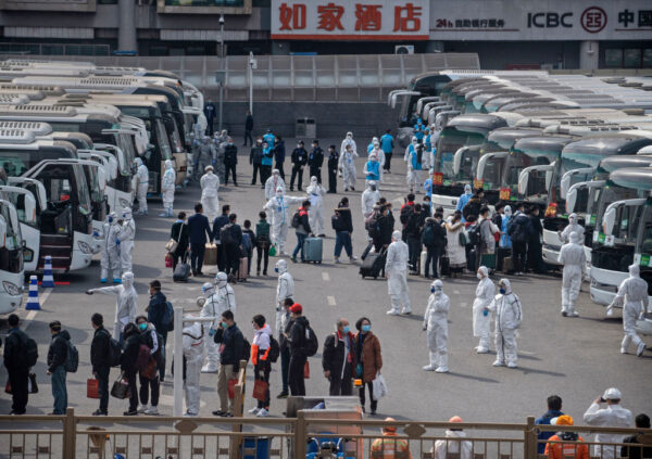 Chinezi în autogara din Wuhan, 8 aprilie (Kevin Frayer/Getty Images)