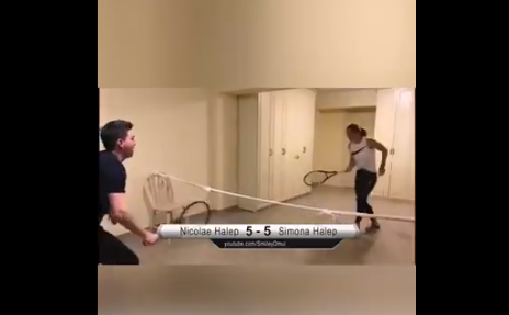 Simona Halep joacă tenis pe un teren improvizat acasă (Youtube smiley-omul)