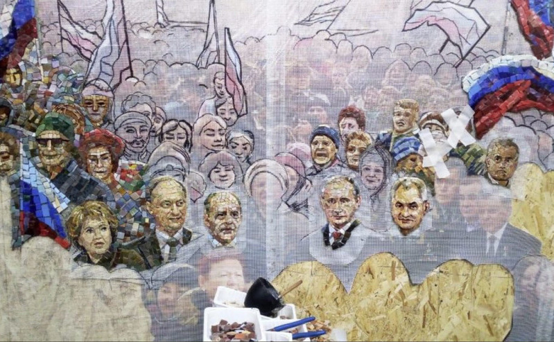 Detaliu al unui mozaic înfăţişându-i pe Vladimir Putin şi Serghei Şoigu (Twitter)