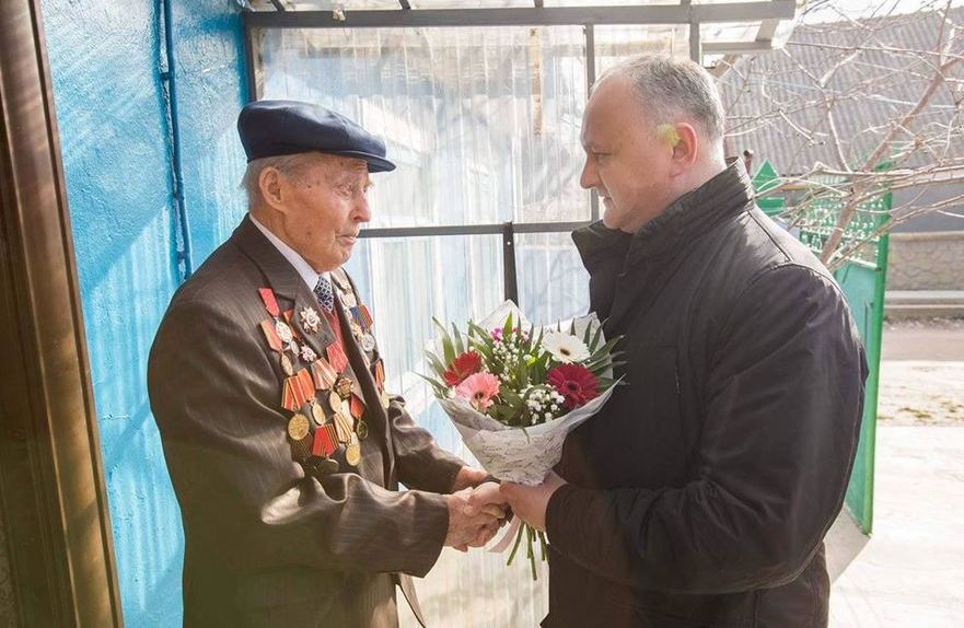 Igor Dodon în vizită la un veteran de război din Transnistria (facebook.com/Dodon Igor)