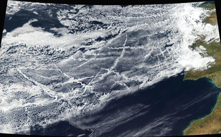 În condiţiile potrivite, emisiile navelor formează nori pe lungimi de sute de kilometri. În ansamblul lor, ei contribuie la răcirea Pământului.
 