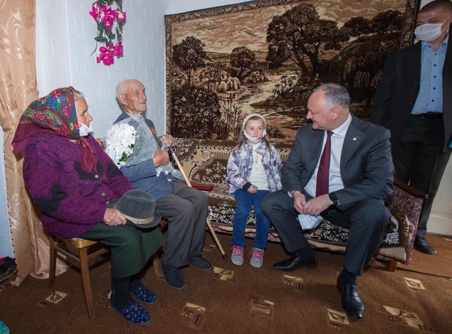 Igor Dodon vizitează un veteran de 98 de ani, pe timp de pandemie