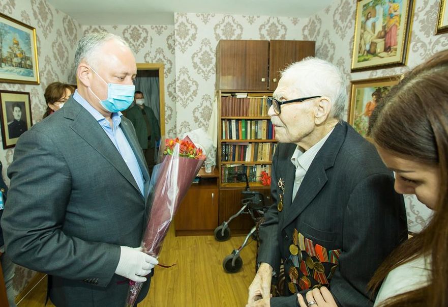 Igor Dodon, vizitează veteranii, în plină pandemie