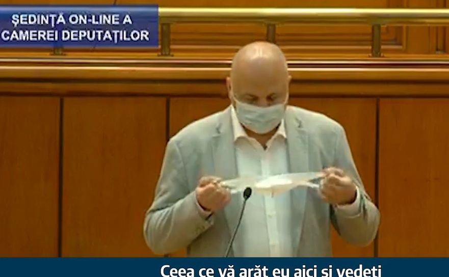 
Deputatul USR Emanuel Ungureanu şi masca achiziţionată prin UNIFARM
