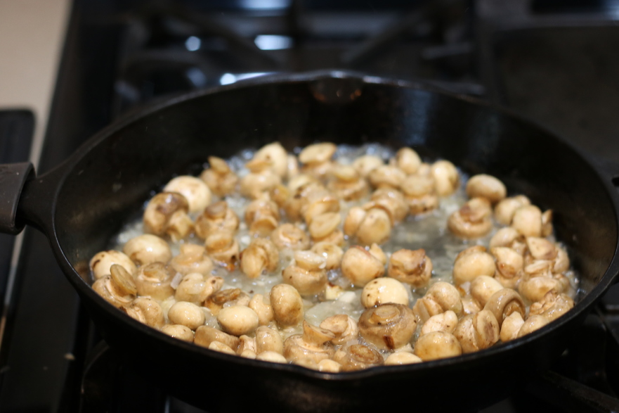 Se prepară până când ciupercile devin aurii şi crocante pe margini. (Maria Matyiku / Epoch Times)