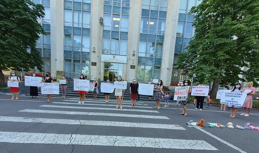 Părinţi Solidari protestează în faţa Guvernului de la Chişinău