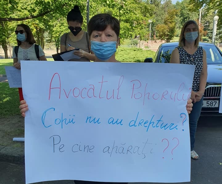 Părinţi Solidari protestează în faţa Guvernului de la Chişinău
