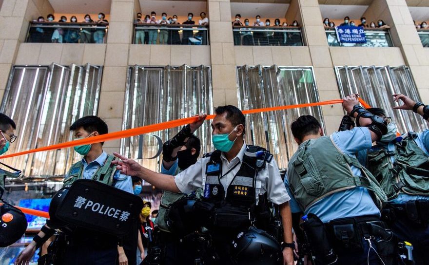 Poliţia din Hong Kong invadează un mall pentru a dispersa un protest, 30 iunie 2020, cu o zi înainte ca Partidul Comunist Chinez să zdrobească democraţia oraţului printr-o lege "a securităţii naţionale"