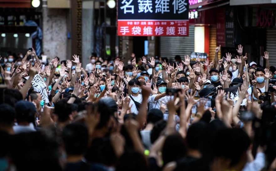 Tineri protestatari din Hong Kong manifestând împotriva Partidului Comunist Chinez pe 1 iulie 2020, la cea de-a 23-a comemorare a preluării oraşului de către China comunistă