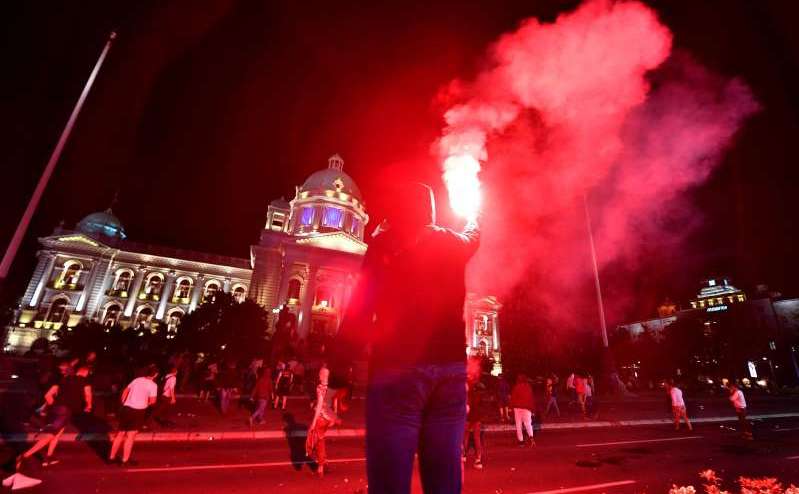 Manifestaţii violente la Belgrad, după ce preşedintele Alexander Vucic impune noi măsuri anti-Civod